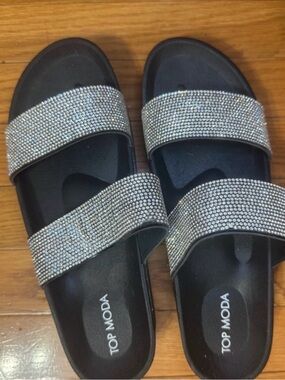 NWOT TOP Moda Women's Black Sandals with Silver Straps